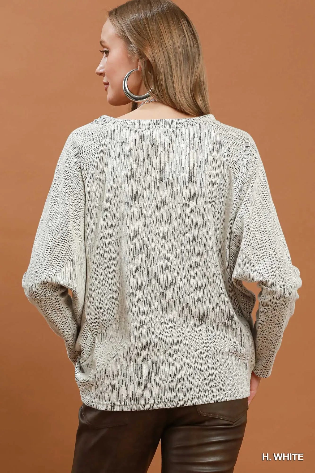 UMGEE H. White Textured Knit Long Sleeve Pullover Top