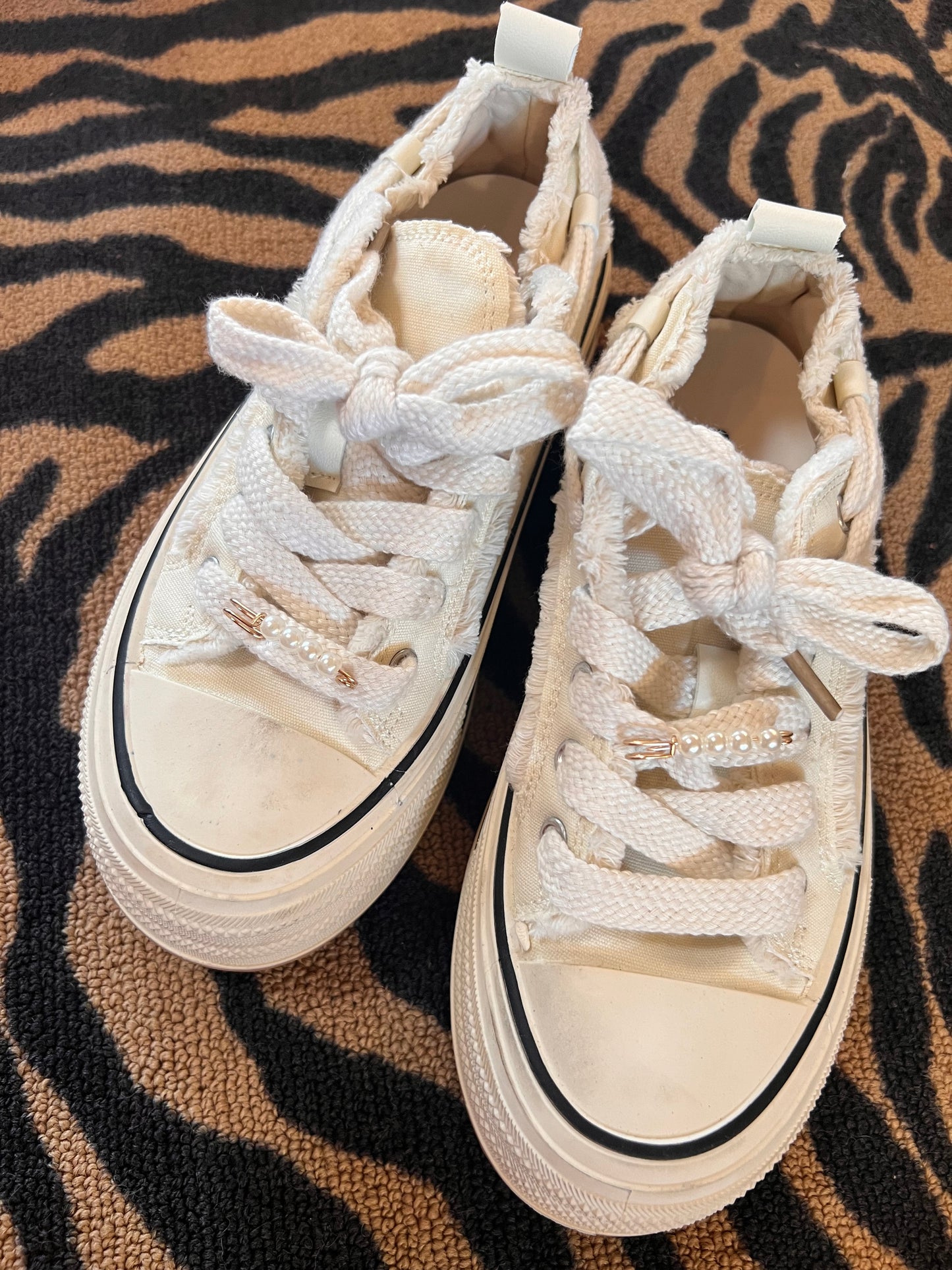 Small Pearl Safety Pin Shoe Charms