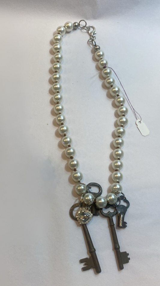 ALICE Vintage Key Pearl Necklace